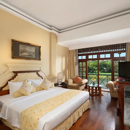Mahaweli Reach Hotel Kandy Exterior photo