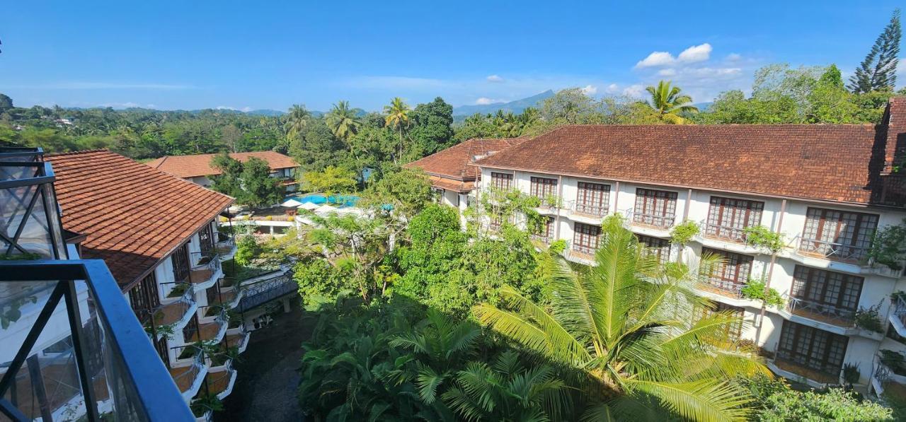 Mahaweli Reach 5* Kandy